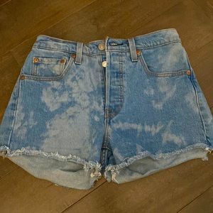 Levi denim shorts NEVER WORN size 25